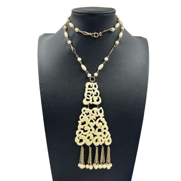 VINTAGE MIDCENTURY PLASTIC TASSEL PENDANT NECKLACE 1960s GROOVY LIGHTWEIGHT VGUC - Picture 1 of 4